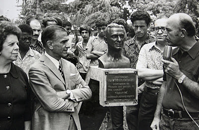 In 1972, Maringá mayor José Valente dedicated a bust to Joubert de Carvalho, with the inscription, "City that was born of a song." 