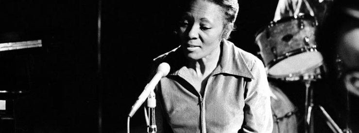 Carmen Costa recording for the the TV Cultura program MPB Especial in the early 1970s.