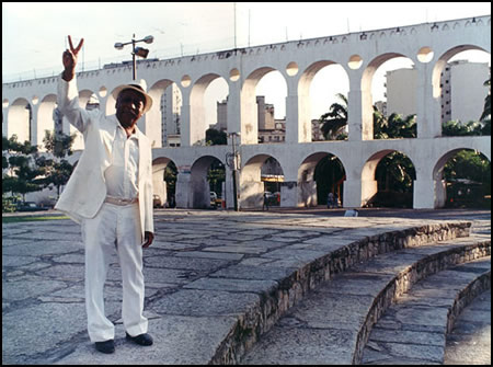 Zé Kéti in front of the Lapa Arches in Rio. 