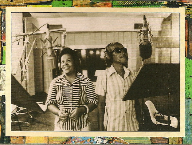 Cartola recording his second album in 1976, with his daughter Regina.