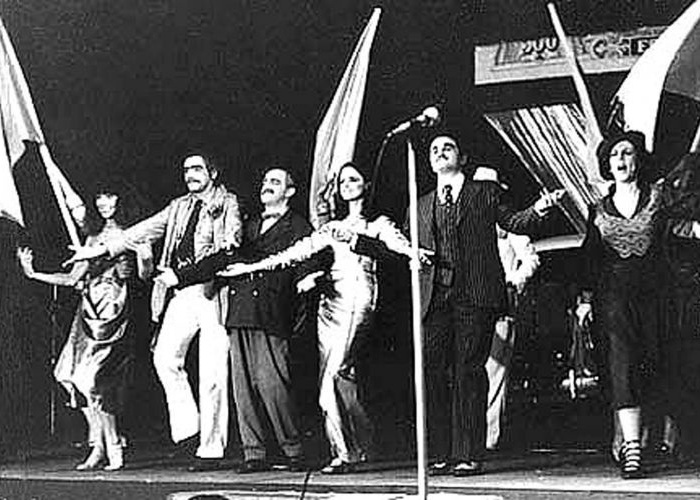Scene from Ópera do Malandro. Pictured (L-R): Elba Ramalho, Tony Ferreira, Ari Fontoura, Marieta Severo, Otávio Augusto, and Maria Alice Vergueiro.