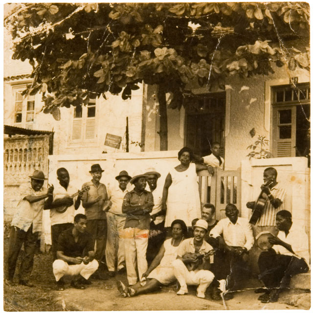 Monarco's "Portela of days of yore": Pictured, Lonato (standing with Pandeiro), Monarco (crouching), Casquinha, Manaceia, Alcides Malandro,and others.