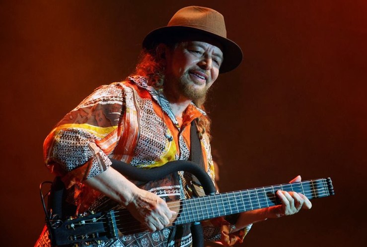 Geraldo Azevedo was born January 11, 1945, in Petrolina, Pernambuco. He was discovered in Recife in 1968 and moved  to Rio de Janeiro.