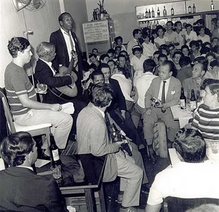 Zicartola, with Nelson Cavaquinho on the guitar and Zé Kéti standing. 