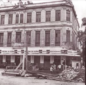 Taberna da Glória in 1972. Taberna da Glória still exists today, across Rua do Catete from the beginning of Rua Santo Amaro. Photo via Rio de Janeiro Memoria&Fotos (Facebook).