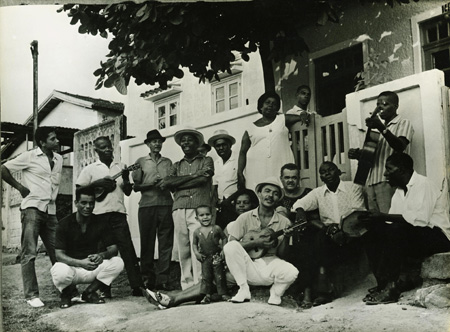 Portela's Velha Guarda in 1970, with Paulinho da Viola standing on far left and Monarco at center with a cavaquinho. 